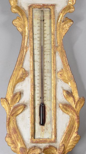null Baromètre-thermomètre en bois sculpté doré rechampi gris à décor de rinceaux...