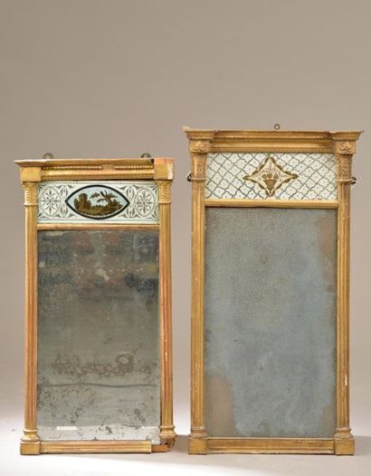 null Deux miroirs rectangulaires à fronton en bois doré, les montants à colonnes...