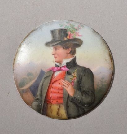 null École du XIXe siècle.
Homme au chapeau fleuri.
Miniature sur plaque de porcelaine...