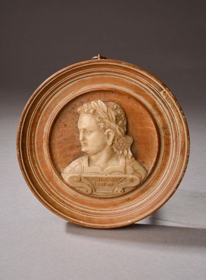 null Portrait en buste de l'empereur Vespasien.
Bas-relief en albâtre sculpté rehaussé...