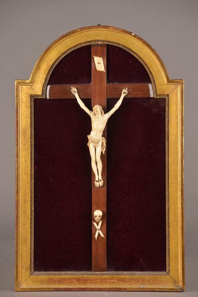 null Crucifix en ivoire (elephantidae spp) avec titulus et Golgotha aplliqués sur...