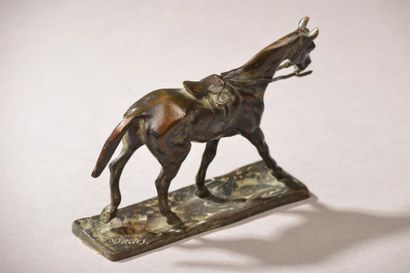 null D'après Gaston d'ILLIERS (1876-1932).
Cheval au pas.
Bronze à patine brune signé...