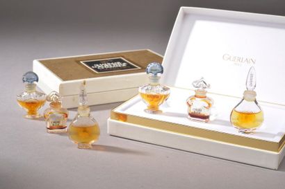 null GUERLAIN. 
Deux coffrets comprenant trois extraits des parfums "Shalimar", "L'Heure...