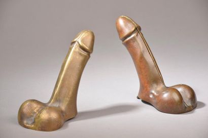 null Deux phallus en bronze patiné, l'un en deux parties emboîtables.
XXe siècle.
Long....
