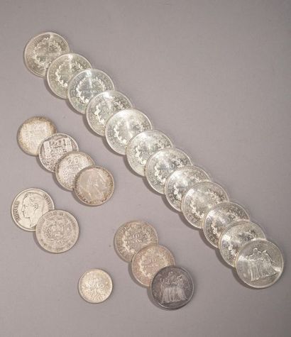 null Ensemble de vingt-deux pièces de monnaie en argent comprenant :
- Douze pièces...