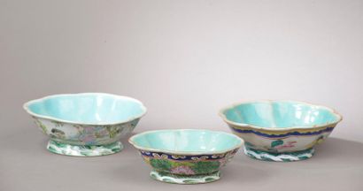 null CHINE, XX siècle.
Trois coupes en porcelaine, l'aîle chantournée, à décor de...