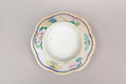 null CHINE, XX siècle.
Trois coupes en porcelaine, l'aîle chantournée, à décor de...