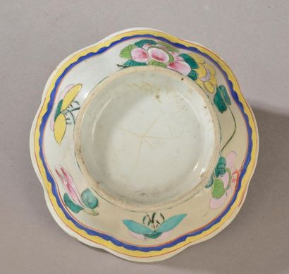 null CHINE, XX siècle.
Trois coupes en porcelaine, l'aîle chantournée, à décor de...