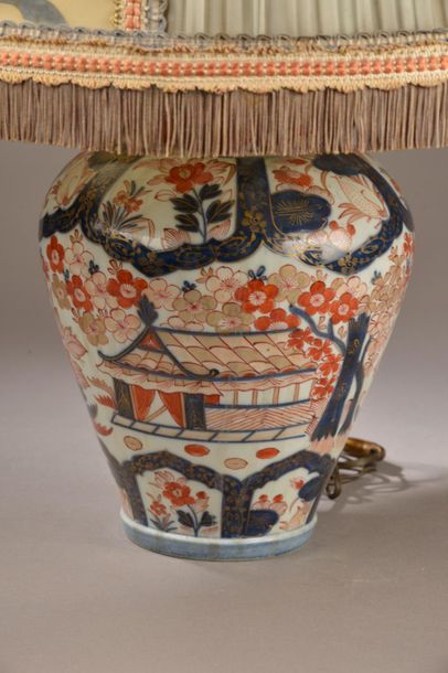 null JAPON, début du XXe siècle.
Potiche en porcelaine montée en lampe à décor Imari...