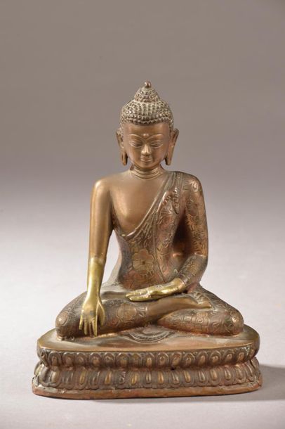 null THAÏLANDE, XXe siècle.
Bouddha en alliage cuivreux patiné assis en padmasana,...
