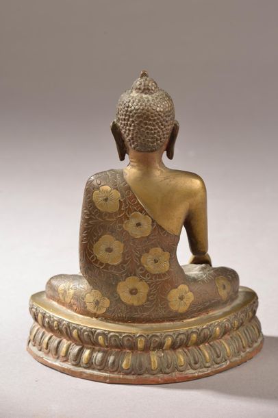 null THAÏLANDE, XXe siècle.
Bouddha en alliage cuivreux patiné assis en padmasana,...
