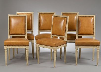 null Suite de six chaises en bois sculpté laqué crème, le dossier droit à décor de...