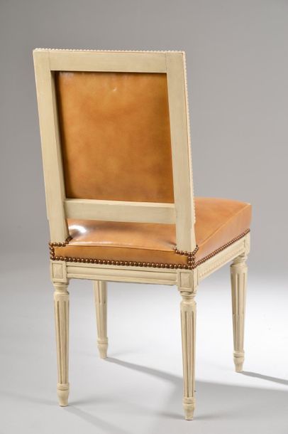 null Suite de six chaises en bois sculpté laqué crème, le dossier droit à décor de...