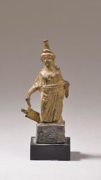 null Statuette représentant Tyché-Fortuna tenant un gouvernail.
Bronze patiné (lacunes...