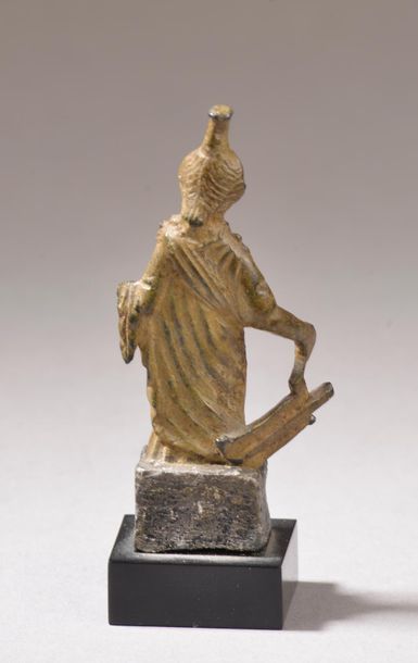 null Statuette représentant Tyché-Fortuna tenant un gouvernail.
Bronze patiné (lacunes...