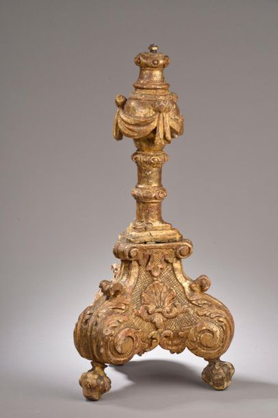 null Pique-cierge tripode en bois sculpté et doré, le fût formé d'un vase drapé et...