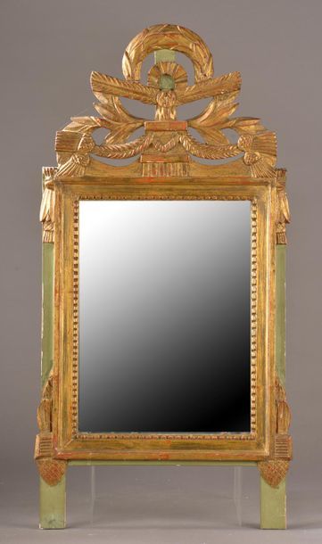 null Miroir à fronton en bois sculpté, doré et rechampi vert à décor néoclassique...