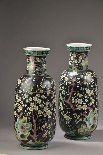 null SAMSON.

Paire de vases balustres en porcelaine émaillée à décor polychrome...