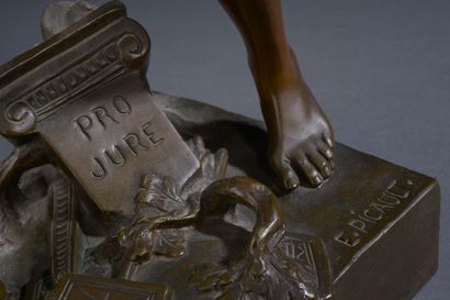 null Émile-Louis PICAULT (1833-1915).

Guerrier gaulois.

Bronze à patine brune signé...