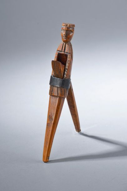 null Casse-noisette en bois sculpté et fer simulant un homme, les jambes actionnant...
