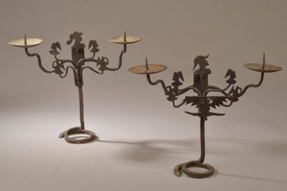 null Paire de chandeliers à deux branches en fer forgé à décor de figures médiévales...