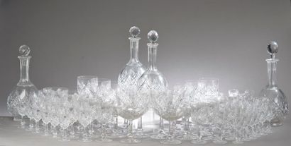 null Partie de service de verres en cristal taillé comprenant :
 - deux grandes carafes....