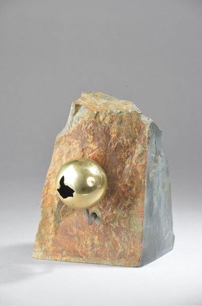 null Martial GUILLOT de SUDUIRAUT (1945-1996).
Sphère encastrée.
Marbre et bronze.
Haut....