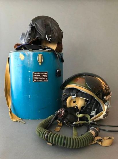 null Casque de vol soviétique, en fibre camouflée, avec visière colorée. 2 serre-têtes...