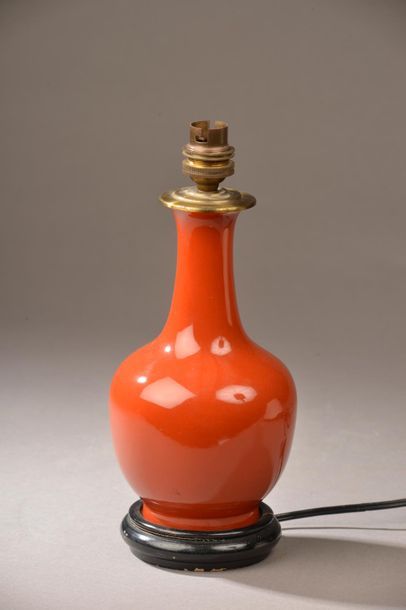 null CHINE, XIXe siècle.
Vase bouteille en porcelaine corail (monté en lampe). 
Socle...