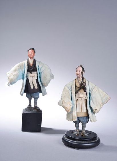 null JAPON, fin du XIXe - début du XXe siècle. 
Deux statuettes en bois peint revêtues...