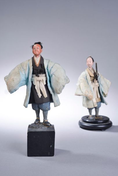 null JAPON, fin du XIXe - début du XXe siècle. 
Deux statuettes en bois peint revêtues...