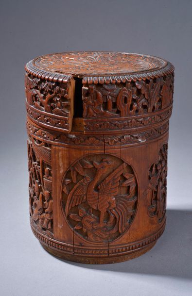 null CHINE, début du XXe siècle.
Boîte cylindrique en bambou sculpté à décor de fleurs,...