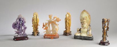 null CHINE, XXe siècle. 
Ensemble d'objets tels que : 
 - Bouddha en jade portant...