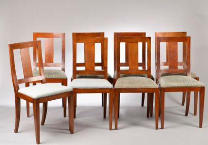 null Suite de huit chaises en bois teinté, le dossier ajouré à bandeau vertical,...