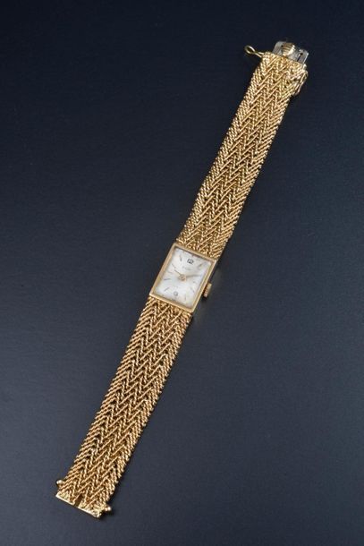null POP.
Ladies wristwatch in 18k yellow gold, rectangular dial with baton markers...