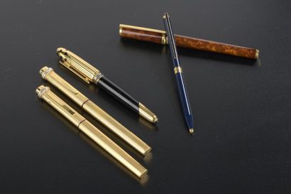 null Ensemble de cinq stylos tels que : 

- CARTIER. 
Stylo-plume (la plume en or...