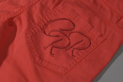 null CERRUTI 1881.

Pantalon en toile de coton rouge, cinq poches, monogramme de...