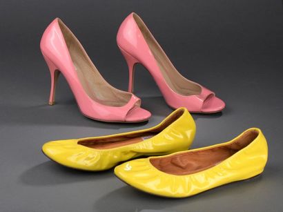 null VALENTINO.

Pair of peep-toe pumps in pink patent leather (wear and tear). 

...