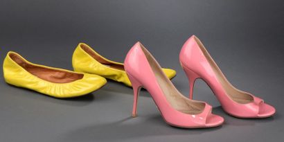 null VALENTINO.

Pair of peep-toe pumps in pink patent leather (wear and tear). 

...