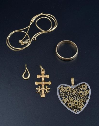 null Gold set comprising: 

- Heart pendant in 18k gold with openwork floral motif....