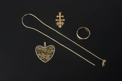 null Gold set comprising: 

- Heart pendant in 18k gold with openwork floral motif....