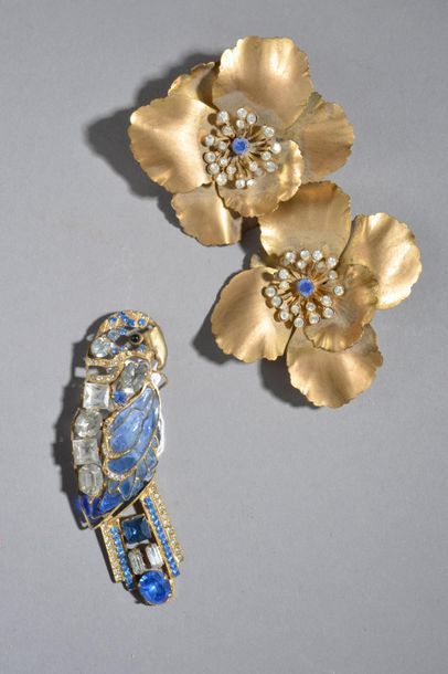 null Pair of golden metal ear clips in the shape of a flower, the pistil decorated...