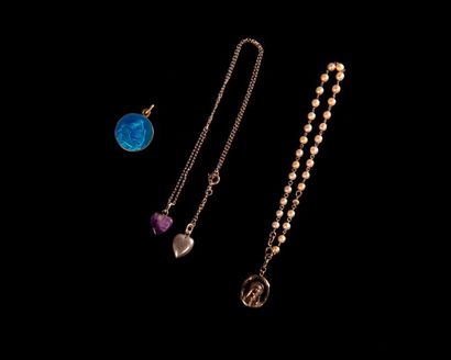 null Ensemble en argent comprenant : 

- Bracelet en petites perles retenant un pendentif...