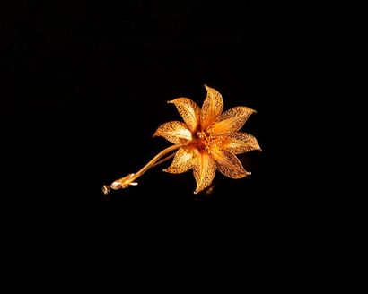 null Broche en or jaune 18k figurant une fleur, les pétales filigranées (traces de...