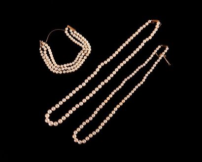 null Lot of cultured pearls including:

- Two falling necklaces, 18k gold clasp with...