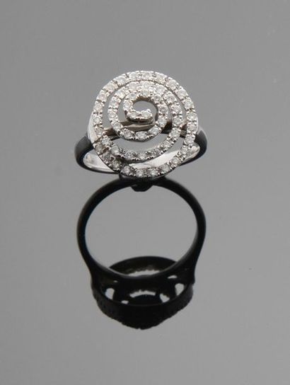 null Ring in 18k white gold, the tourbillon-shaped bezel decorated with small diamonds.
Gross...