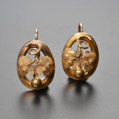 null Pair of 18k yellow gold earrings with an openwork pattern of vine leaves and...