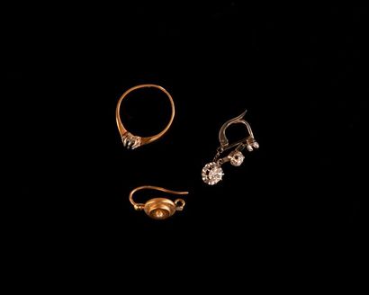 null Lot in 18k gold including:

- Ring setting. 
Weight: 1.7 g
- Part of earring....