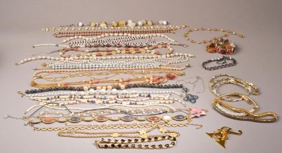 null Trois coffrets et leur contenu de bijoux fantaisie (colliers, bracelets, bagues,...