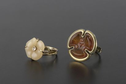 null DAUM.
Ring in gilt silver, the frame set with an amber glass paste pansy.
Finger:...